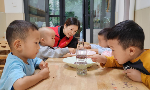 太原万柏林区滨体社区开展“趣味实验启童心  科学种子播梦想”科普周活动