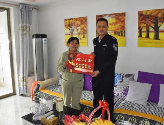 临汾市公安局特警支队政委薛强深入大宁县公安局走访慰问因公牺牲民警家属