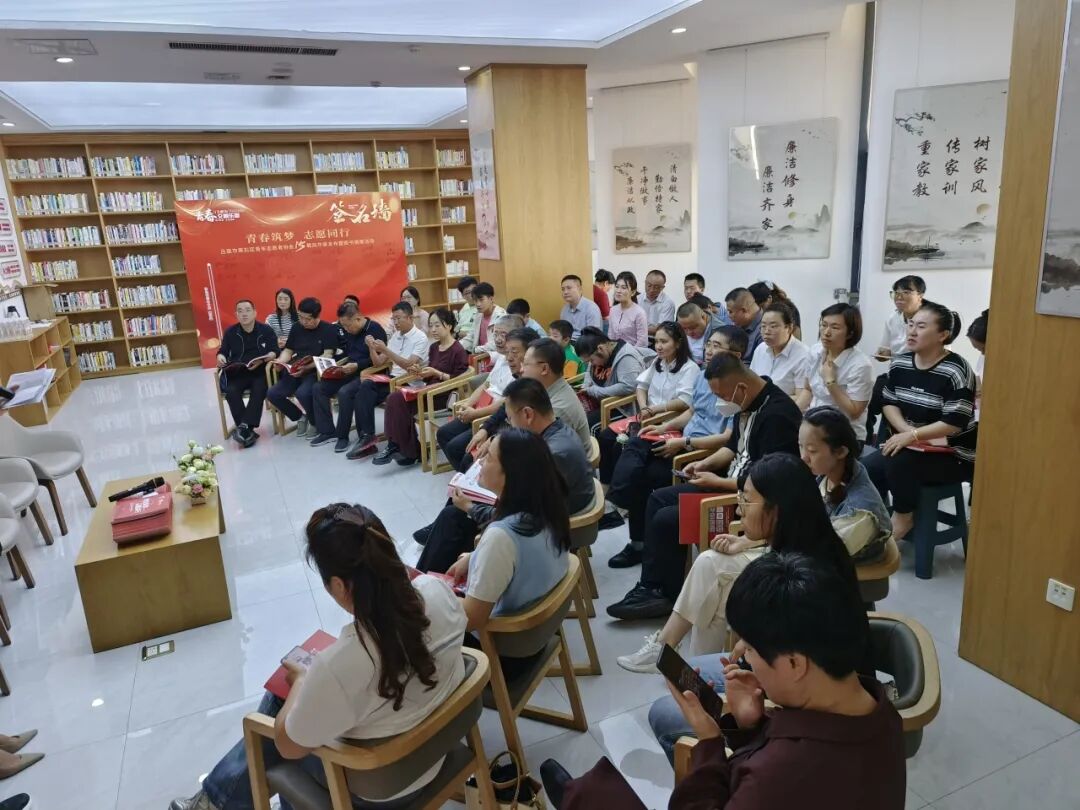 吕梁离石区青年志愿者协会举行《15载风华录》新书发布暨图书捐赠活动
