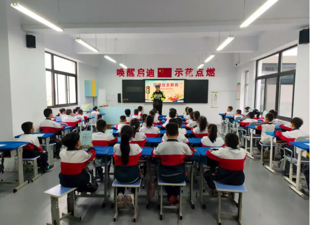 临汾襄汾交警进校园  开展针对性强的交通安全宣传活动