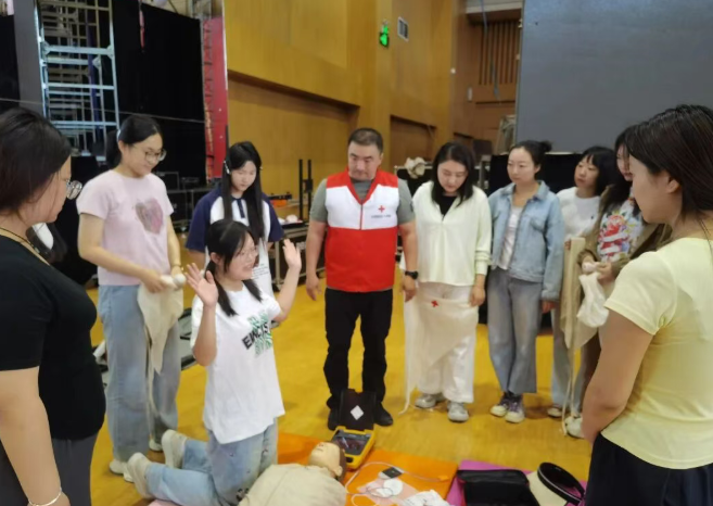 太原小店区一位道德模范与一位“中国好人”约定：志愿服务这条路，我们一起走！