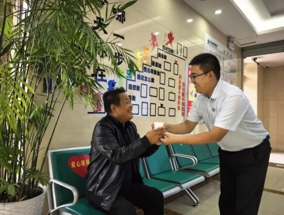 临汾浮山农商银行城西支行：一杯暖茶驱雨寒 贴心守护每瞬间