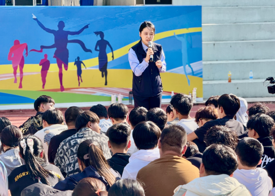 太原万柏林区长风西街街道：安全教育进校园  护航青春第一课