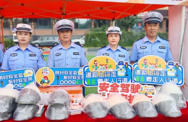 临汾公安交警联合保险行业开展“平安守护乡村路，警保联动护安全”主题宣传活动