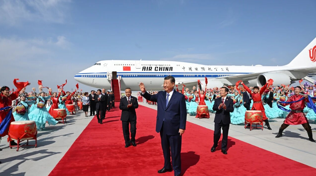 习近平率中央代表团抵达乌鲁木齐出席新疆维吾尔自治区成立70周年庆祝活动