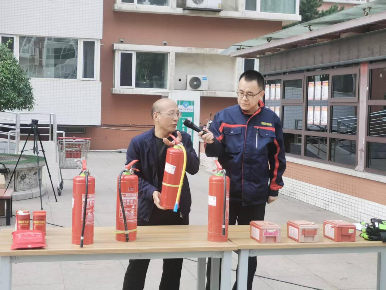 太原万柏林区长风西街街道：消防安全进社区  逃生演练筑防线