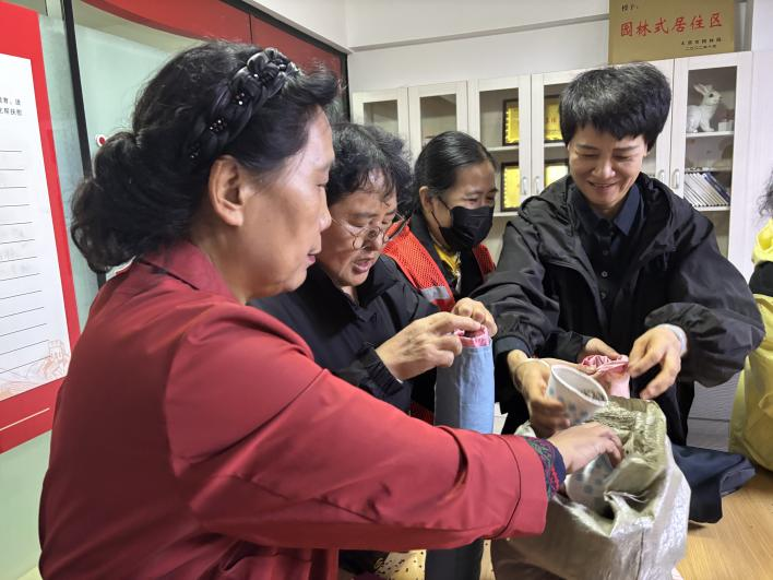太原万柏林区长风西街街道：巧手制糖枕  中秋话团结