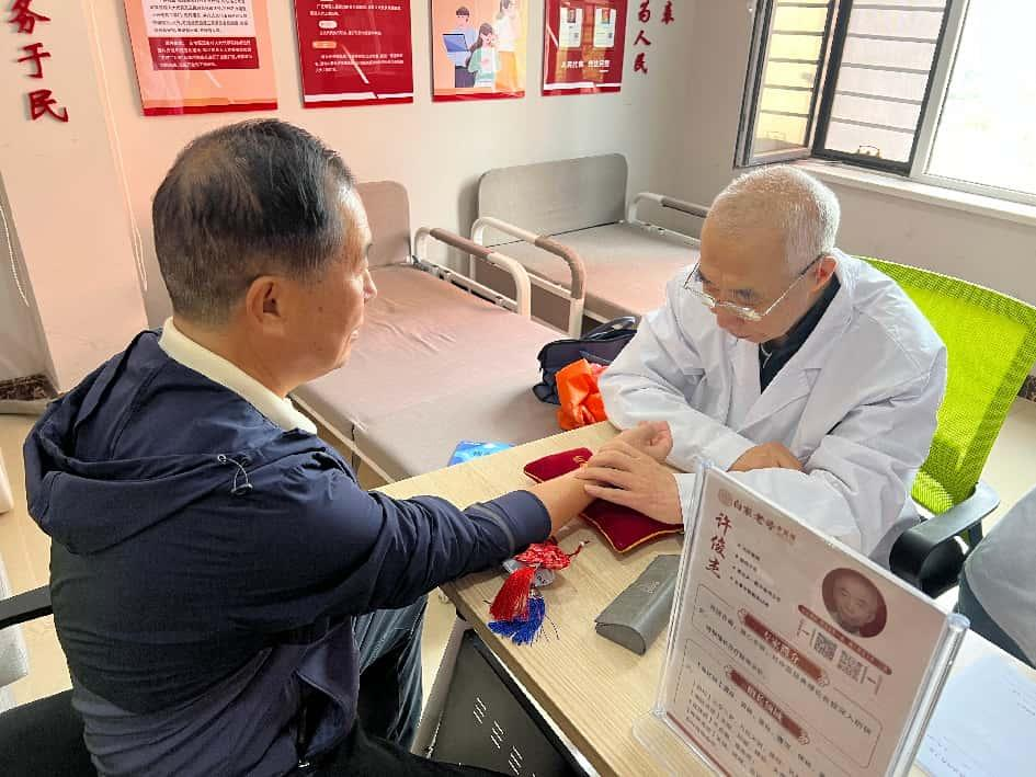 太原万柏林区长风西街街道：秋风防敏护鼻  义诊情暖邻里