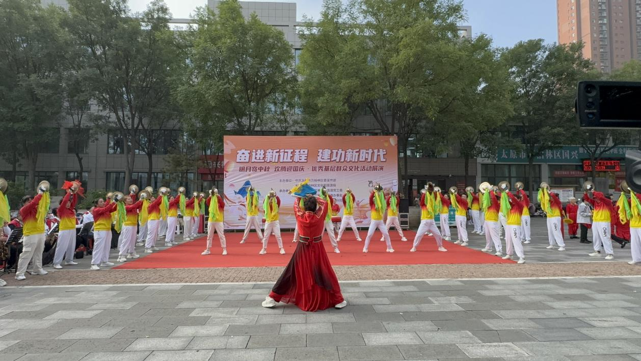 太原万柏林区神堂沟街道国兴社区：“明月寄中秋  欢腾迎国庆”惠民演出
