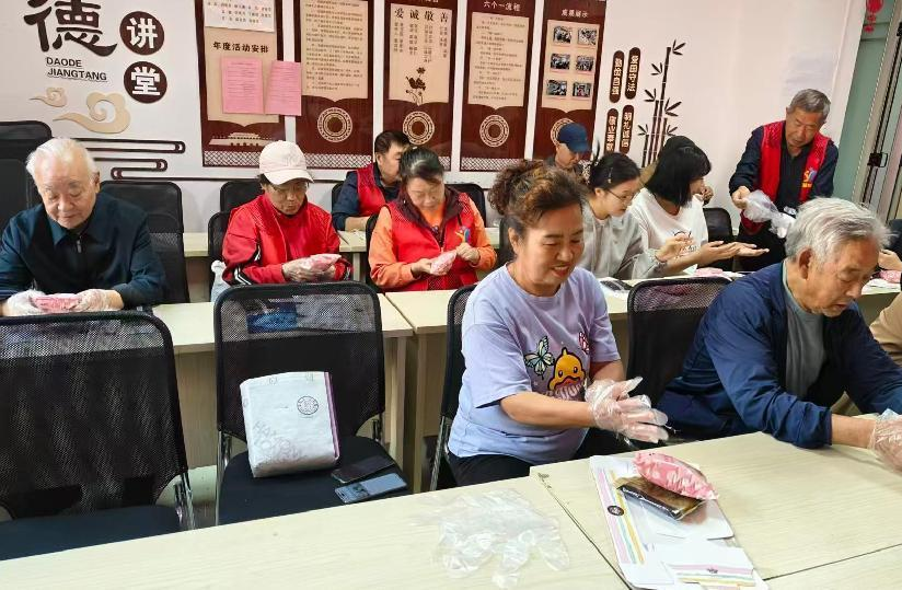 太原万柏林区：银辉巧手传古韵  耄耋欢颜庆中秋