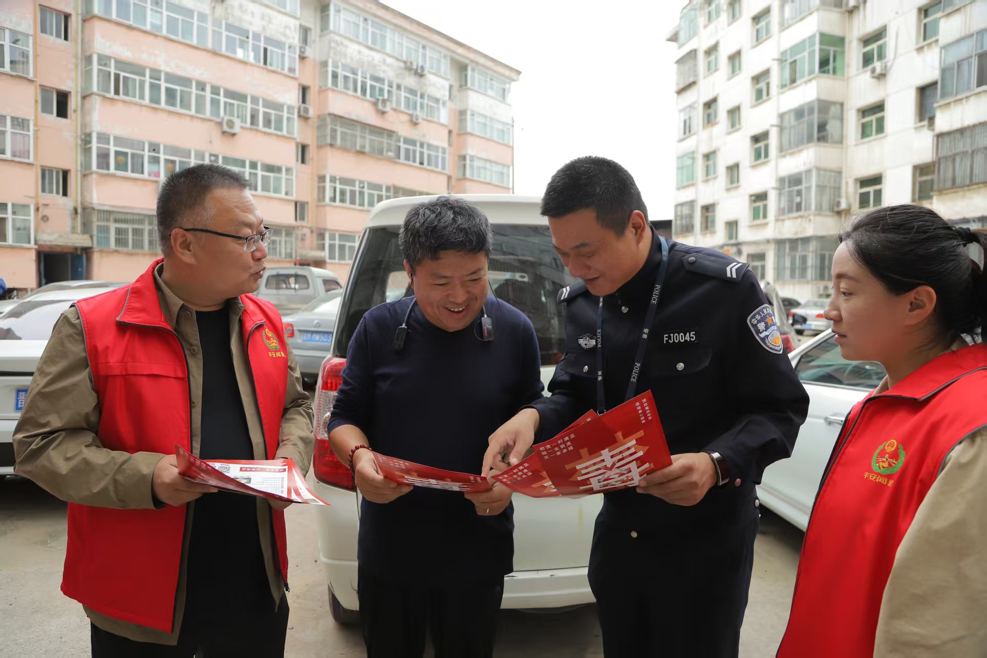 运城闻喜县路南社区联合属地派出所开展“三无小区”安全排查进小区行动