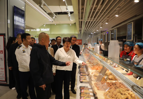 太原尖草坪区：刘锦春督导检查中秋国庆“两节”安全生产、市场保供、食品安全工作