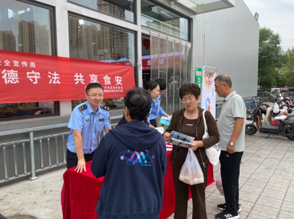 太原小店区市监局多彩活动“点亮”全国食品安全宣传周