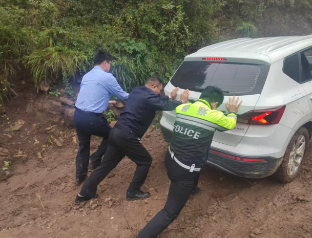 风雨中的急速救援——长治平顺玉峡关民辅警泥泞中成功救出被困群众与车辆