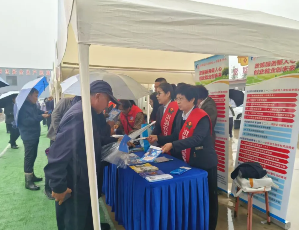 临汾洪洞农商银行：红薯节里的金融暖流  热情服务助丰收