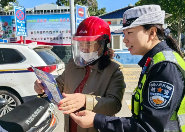 临汾安泽县公安局交通管理大队开展“一盔一带”宣传 守护群众出行安全