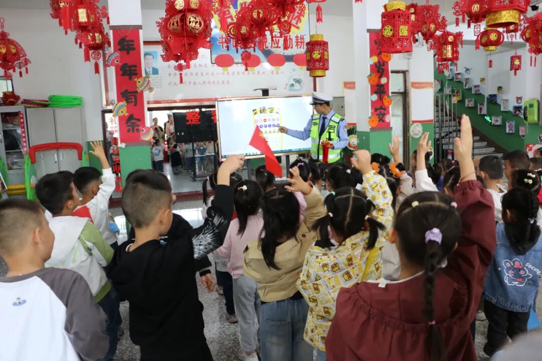 吕梁交口：“迎国庆•暖中秋”交通安全进校园