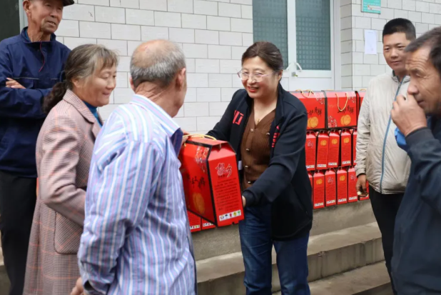 吕梁市第一人民医院赴临县刘家会镇白家坂村开展中秋节前走访慰问活动