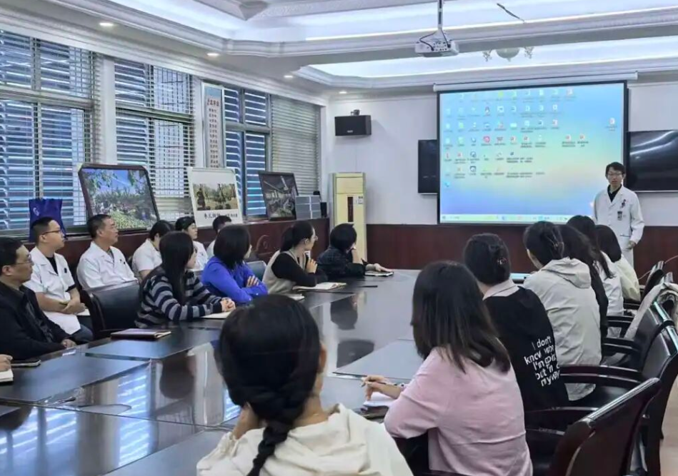 临汾市中心医院在市商务局开展健康义诊活动