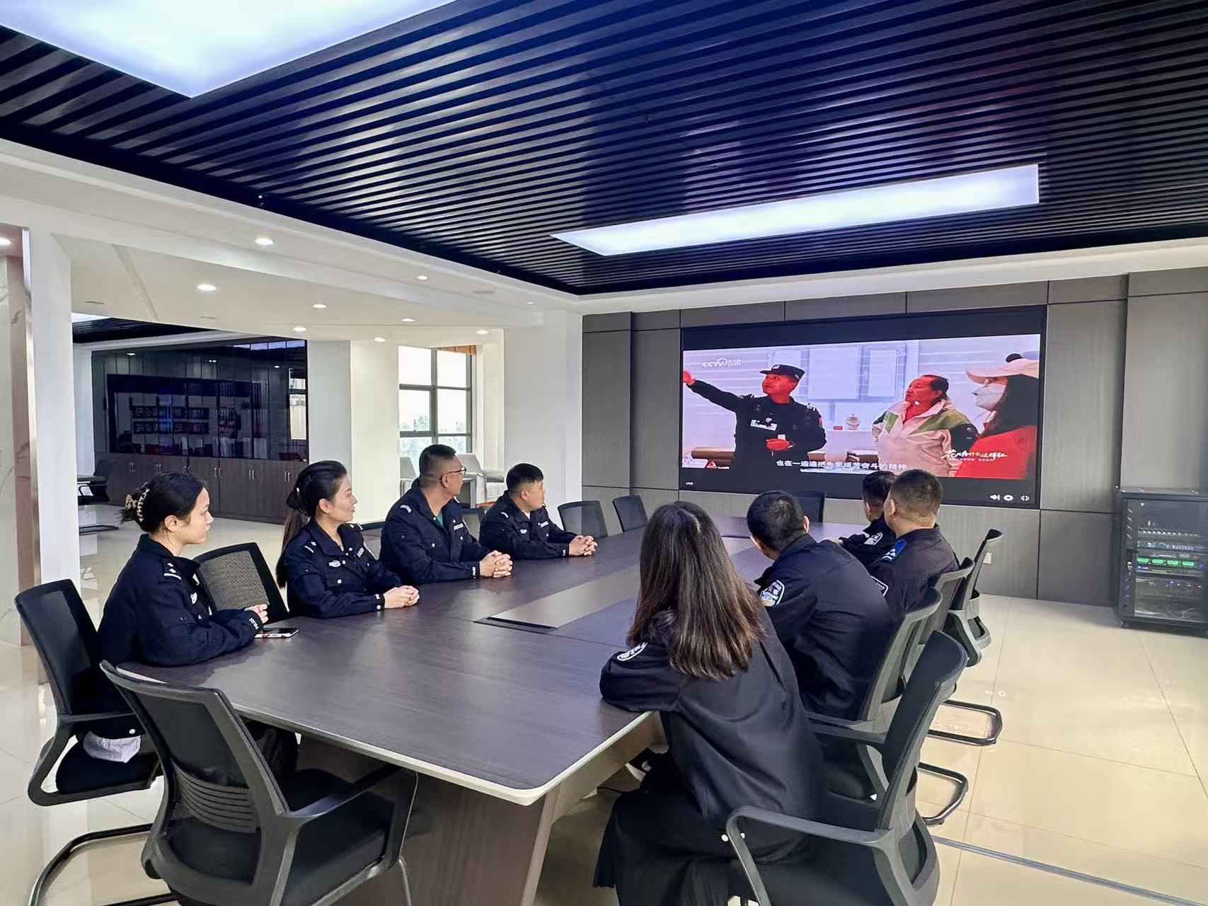 长治壶关县公安局刑侦大队牛泽田观《花儿为什么这样红》有感