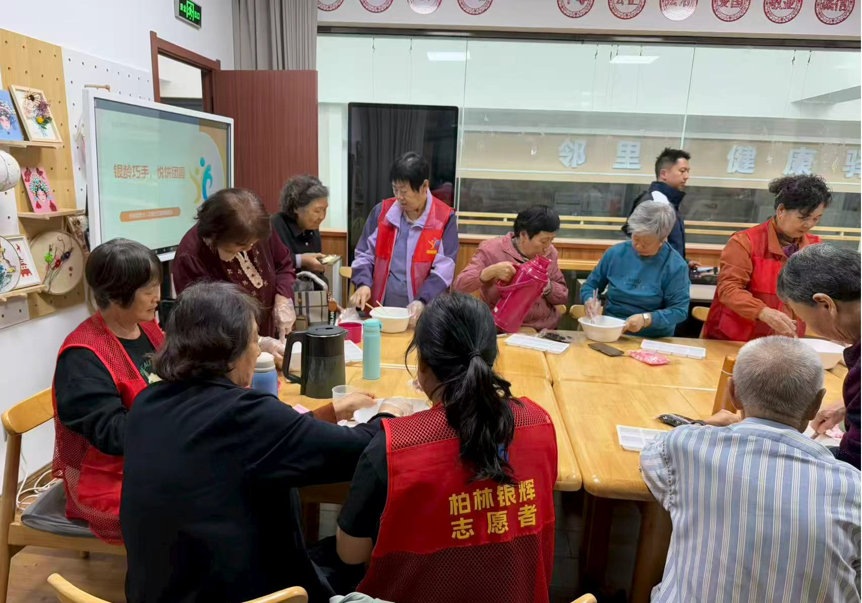 太原万柏林区：银辉伴老做月饼  邻里团圆贺中秋