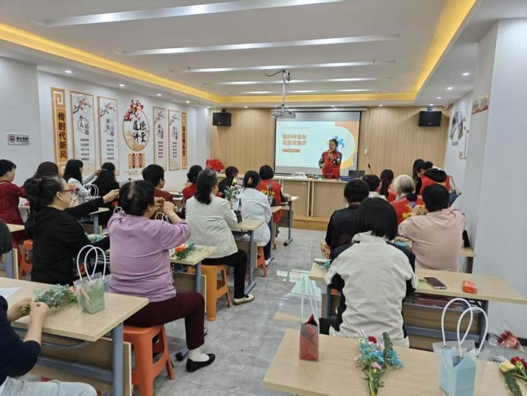 太原万柏林区：情暖银龄迎国庆  指尖花艺筑幸福