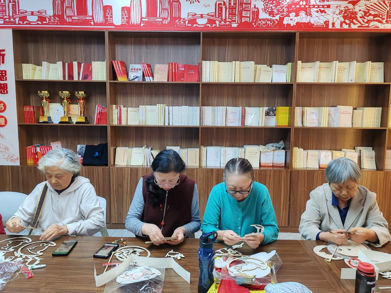 太原万柏林区兴华街道滨体社区开展“巧手制灯笼  邻里话中秋”木制玉兔灯笼DIY活