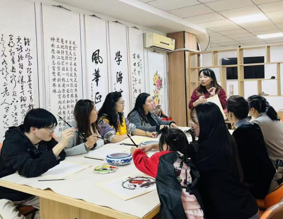 笔尖绘月话团圆——太原万柏林区长兴南街社区实训基地开展水墨绘中秋文化活动