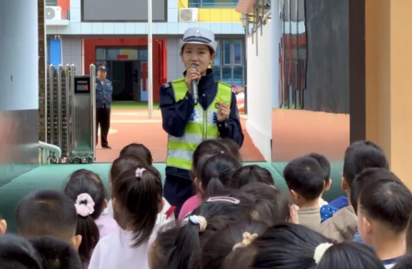 临汾公安交警进幼儿园开展“幼见交警 安全童行”交通安全知识宣讲活动