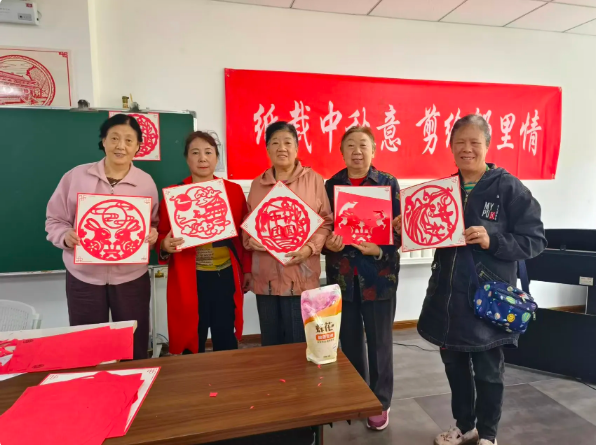 传承剪纸技艺  凝聚邻里力量——太原万柏林区建机巷社区中秋主题活动圆满开展