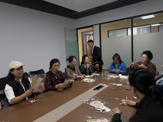 太原万柏林区神堂沟街道义井西社区：巧手制花灯  雅韵承中秋