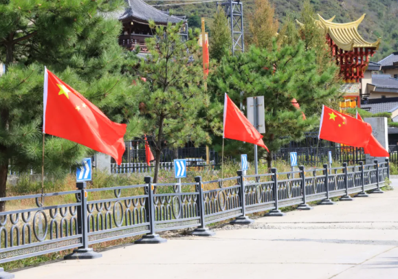忻州五台山景区“中国红”燃动国庆 国旗飘扬共庆华诞