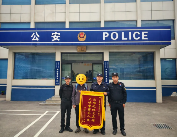 长治公安：国旗拂华诞  藏蓝写守望