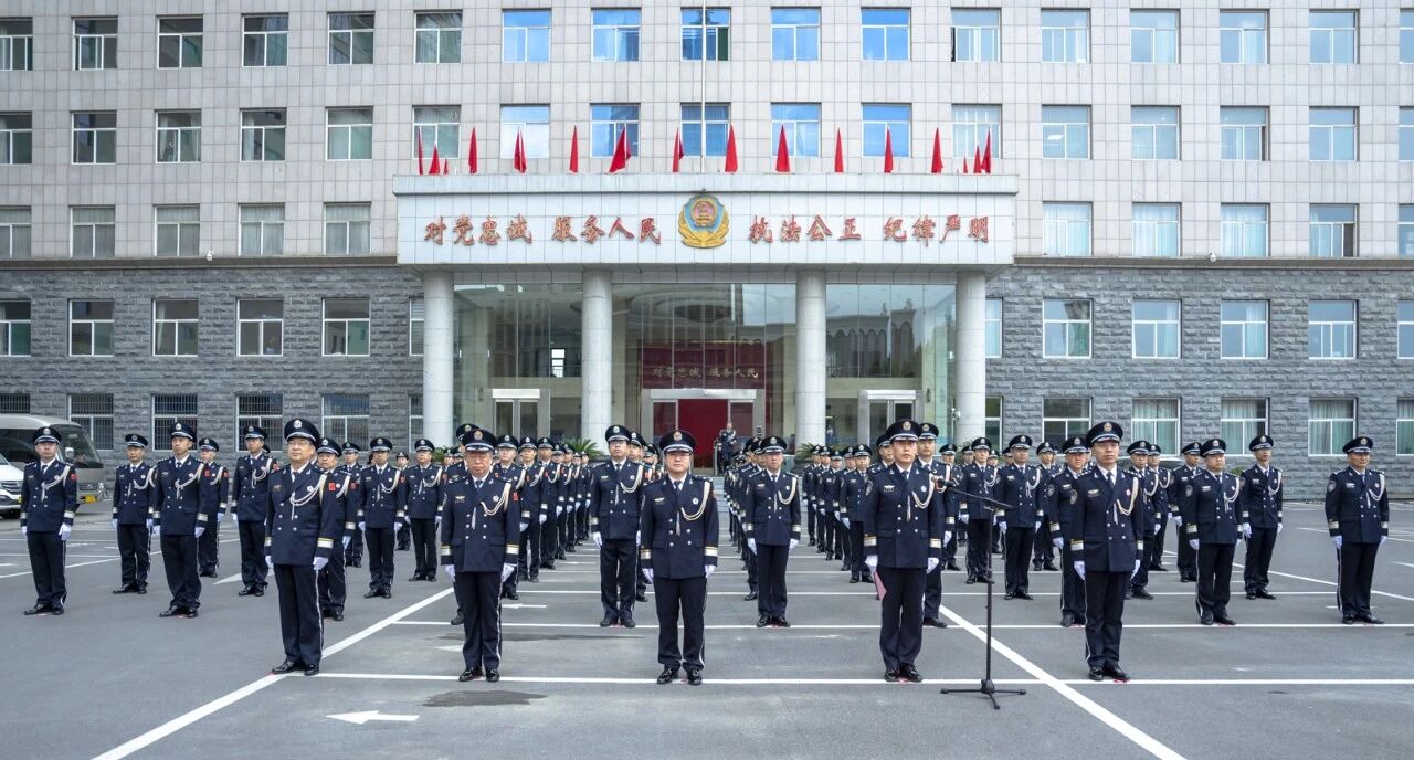 吕梁市公安局隆重举行庆祝中华人民共和国成立76周年升旗仪式