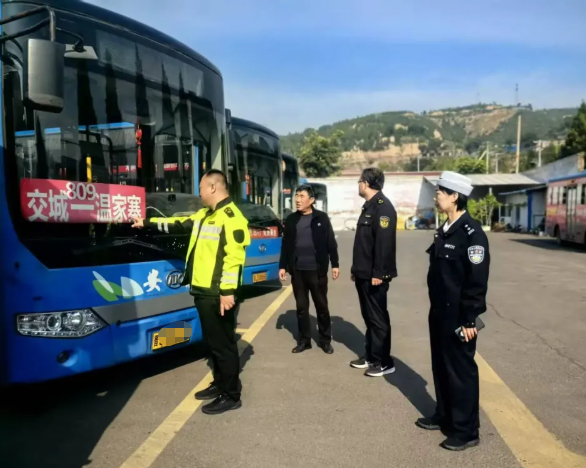 吕梁交城公安交警联合交城县交通运输局开展国庆、中秋节前交通安全检查及宣传活动