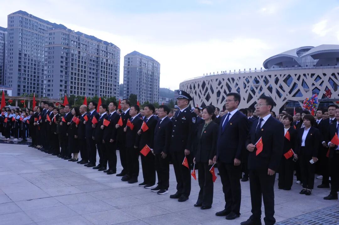 临汾蒲县公安局积极参加全县“同庆盛世华诞•凝聚奋进力量”升国旗仪式