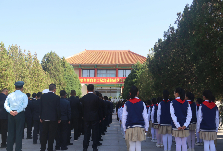 追思英雄  致敬先烈一一吕梁离石区东关小学师生代表赴凤山烈士陵园参加向烈士纪念碑