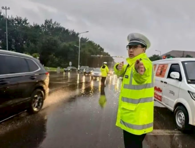 长治交警护航群众出行平安