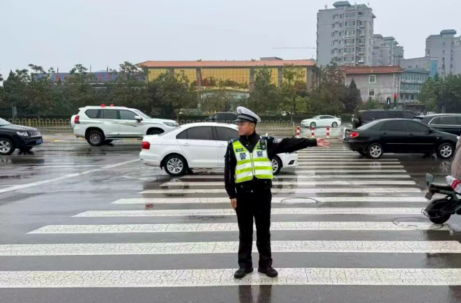 国庆假日期间临汾公安交警雨天执勤保平安，确保人民群众出行安全！