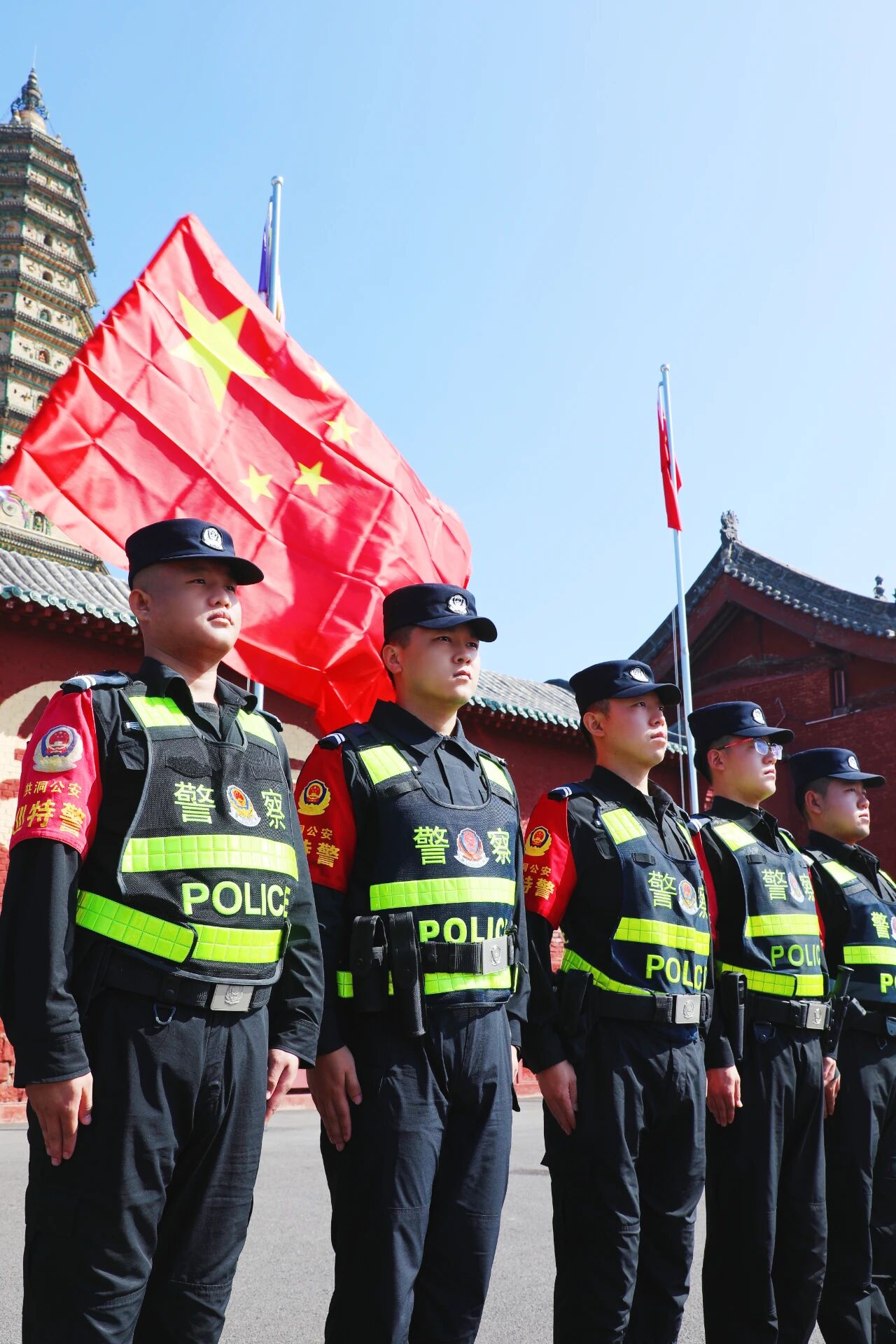 临汾洪洞公安与国旗同框向祖国告白！