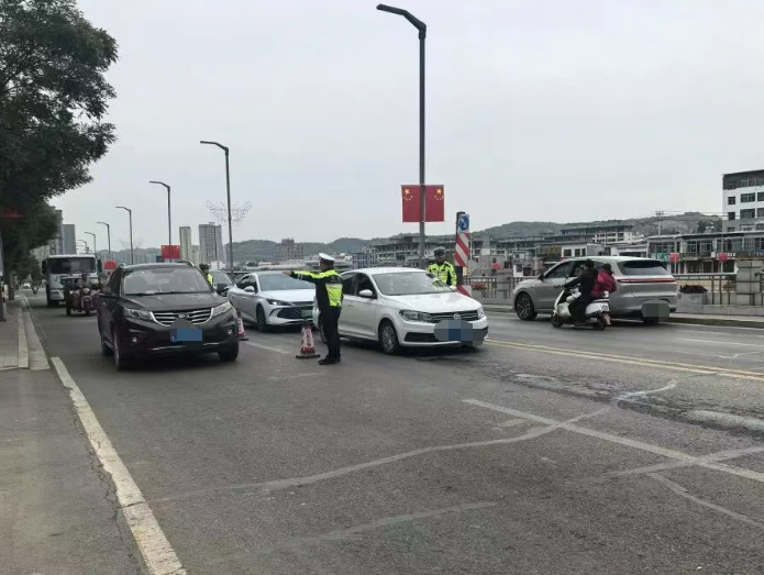 吕梁兴县交警：坚守岗位 守护平安“不打烊”