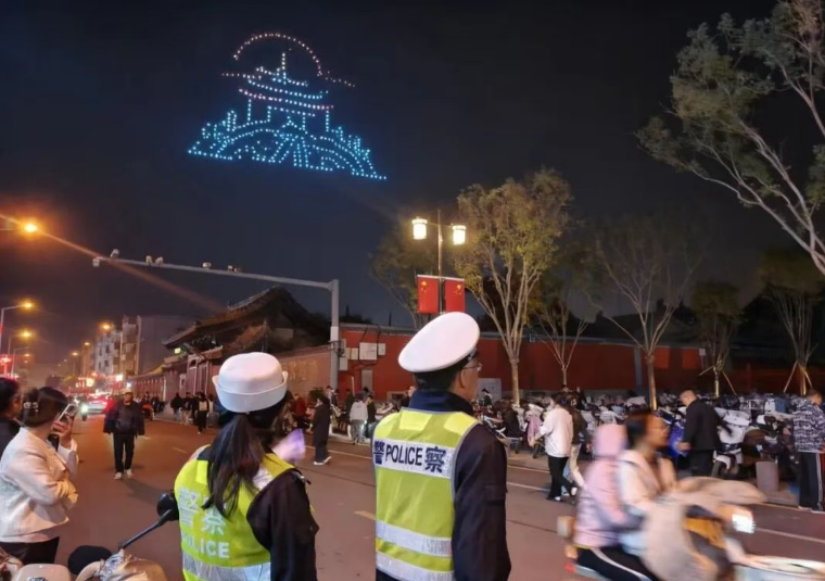 大同天镇公安全警护航慈云妙街无人机表演  筑牢双节文旅安全防线