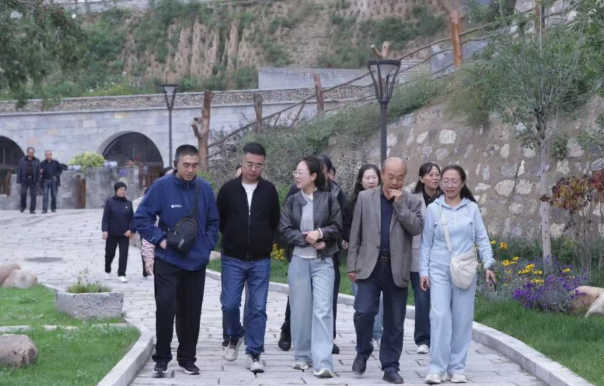 “学回信精神践初心  观发展实景聚银发”——吕梁离石区老干部观摩重点发展项目，共