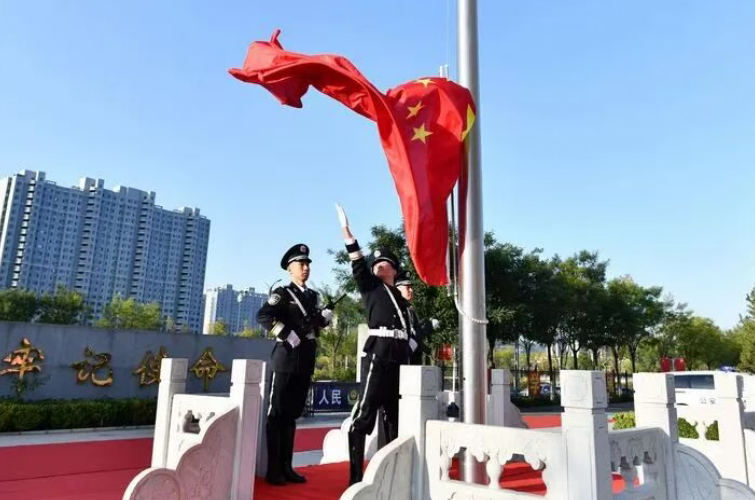吕梁离石公安分局举行庆祝中华人民共和国成立76周年升国旗仪式