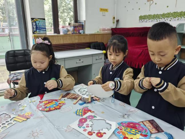 太原万柏林区漪汾苑社区联合漪汾苑幼儿园开展“童趣巧手筑梦”手工挂饰DIY活动