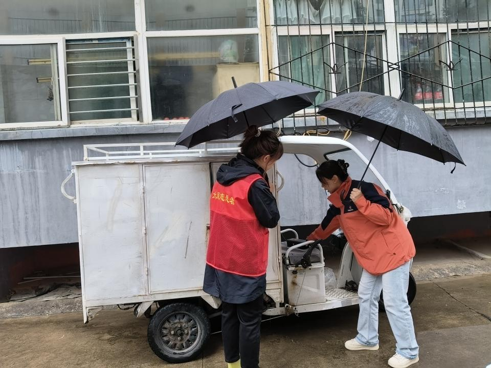 太原万柏林区王化街道：网格员闻“汛”而动，筑牢汛期安全防线