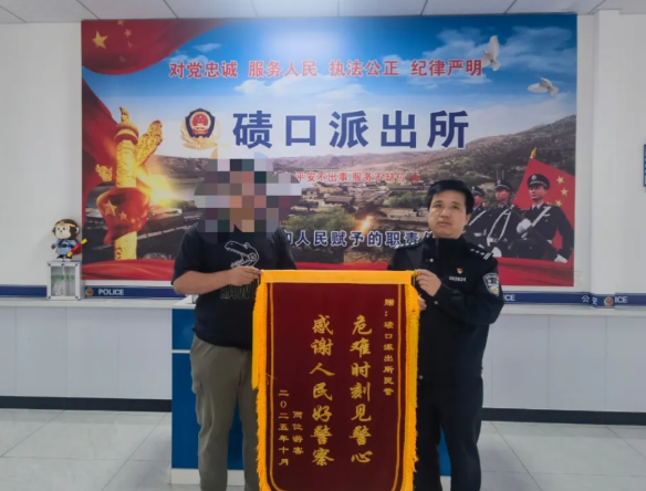 吕梁临县：车陷沟渠游客急，警民齐心脱困境