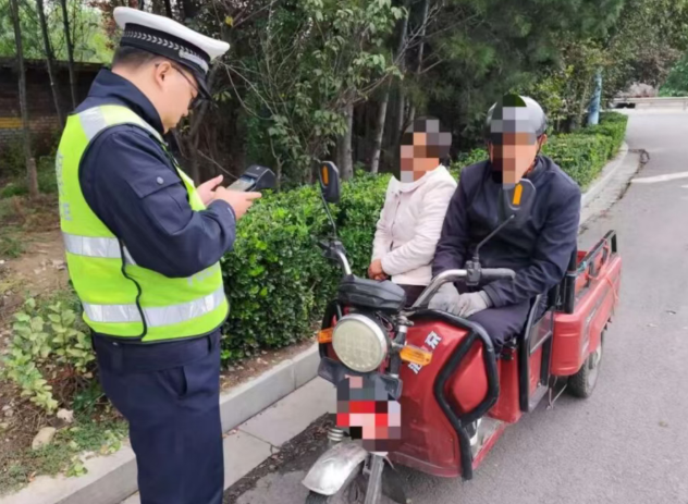 临汾公安交警提示：农用车不是“万能车”！农用车辆违法载人“驶”不得