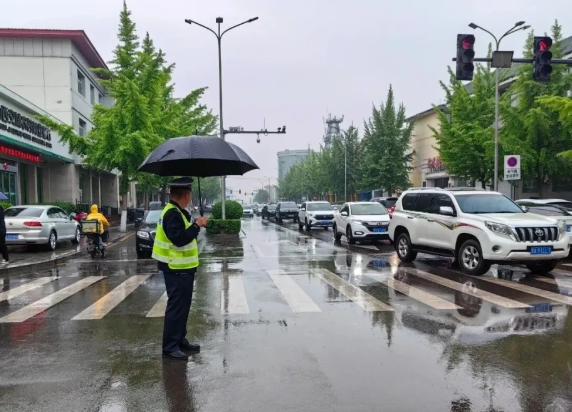 “警”色相伴 “雨”你同行——吕梁交城交警雨中执勤坚守岗位护安全