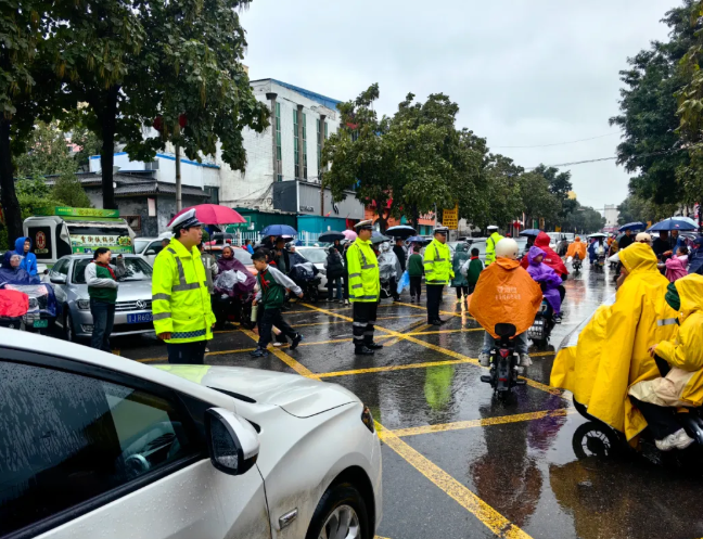 雨幕中的 “荧光绿”！吕梁公安交警坚守一线护出行